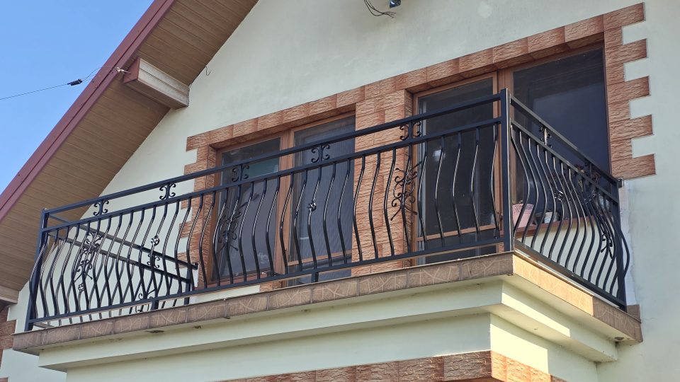 Balustrada balkonowa z elementami ozdobnym