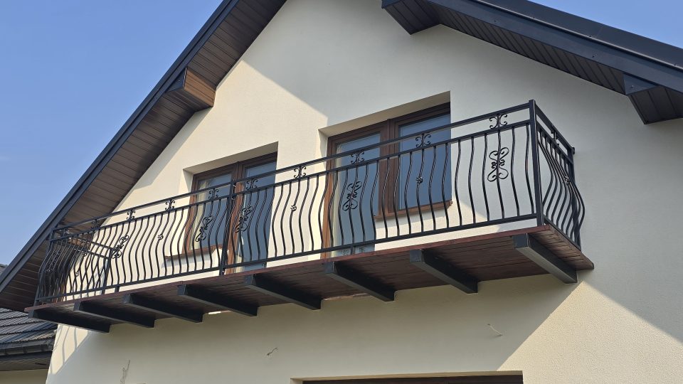 Balustrada balkonowa z elementami ozdobnym