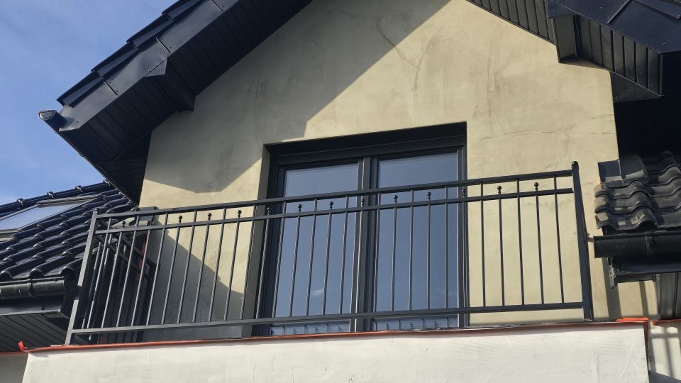 Balustrada balkonowa z elementami kutymi