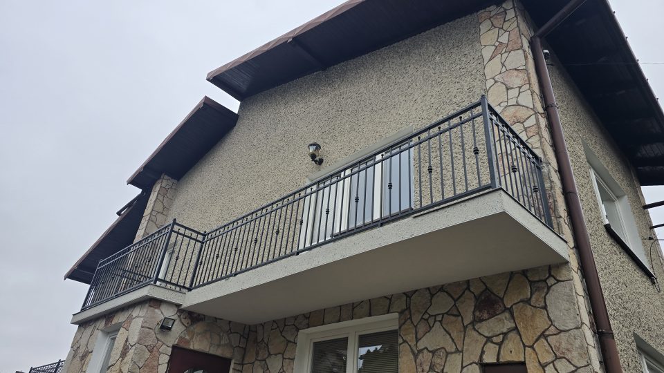 Balustrada balkonowa z elementami kutymi