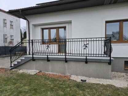 Balustrada brzuchata z elementami kutymi i rozetą