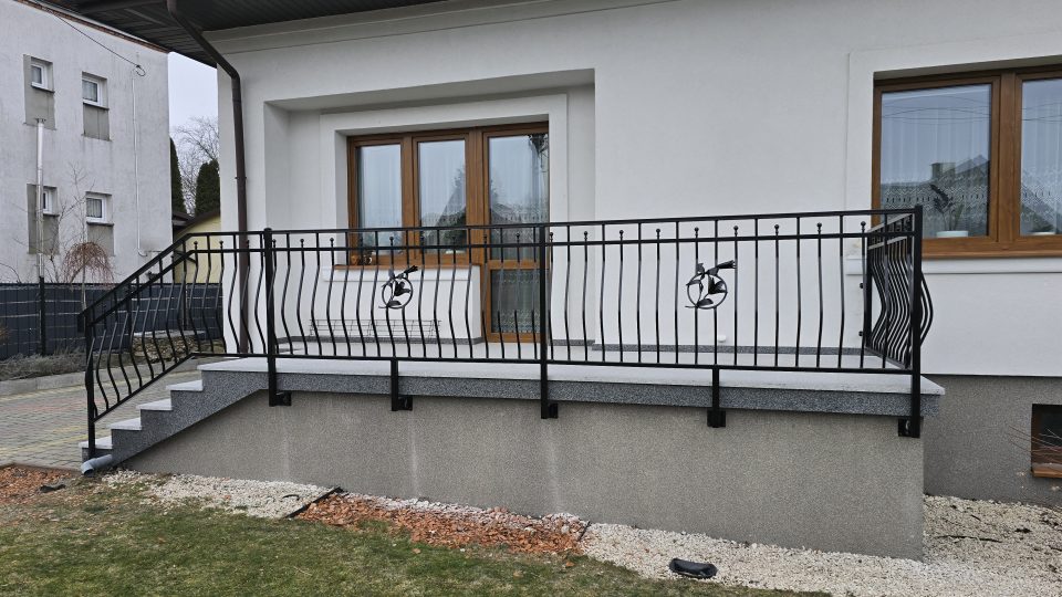 Balustrada brzuchata z elementami kutymi i rozetą