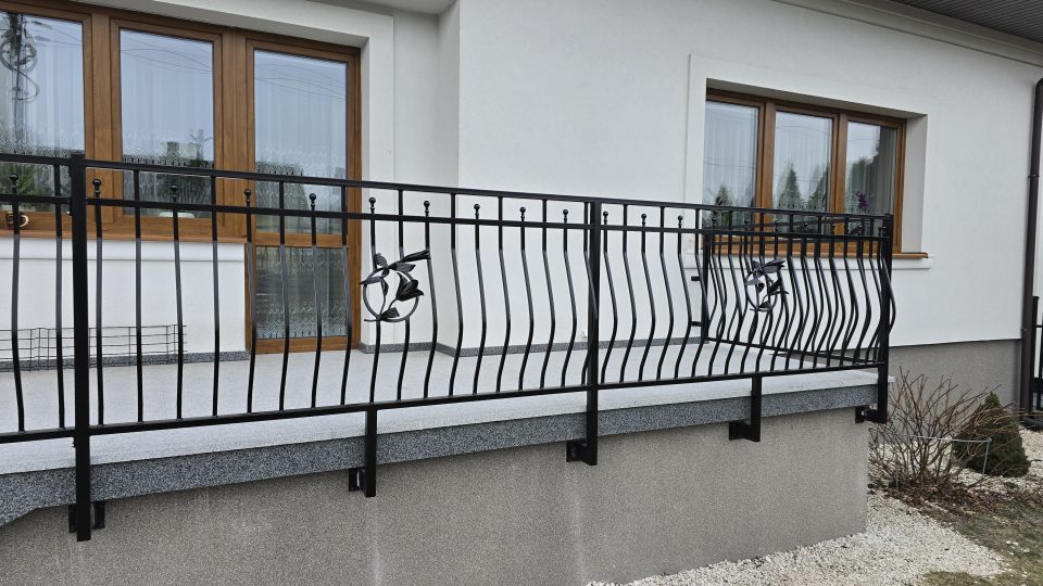 Balustrada balkonowa z elementami kutymi i rozetami