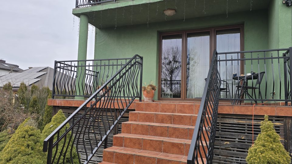 Balustrada balkonowa z elementami kutymi