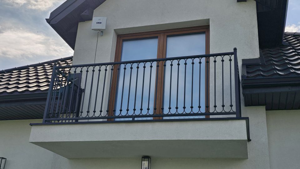 Balustrada balkonowa z elementami kutymi