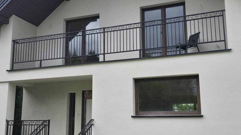 Balustrada brzuchata z elementami ozdobnymi