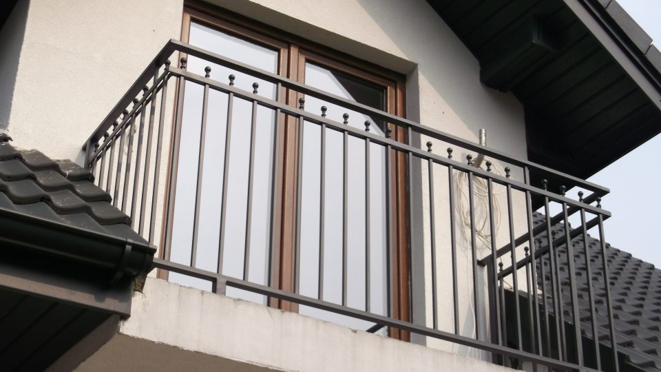 Balustrada balkonowa z elementami ozdobnymi