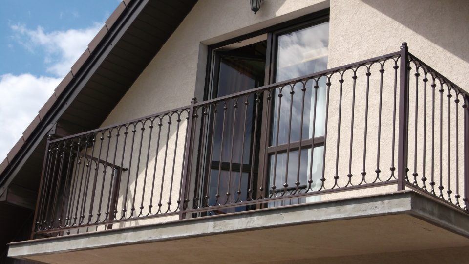 Balustrada balkonowa z elementami kutymi
