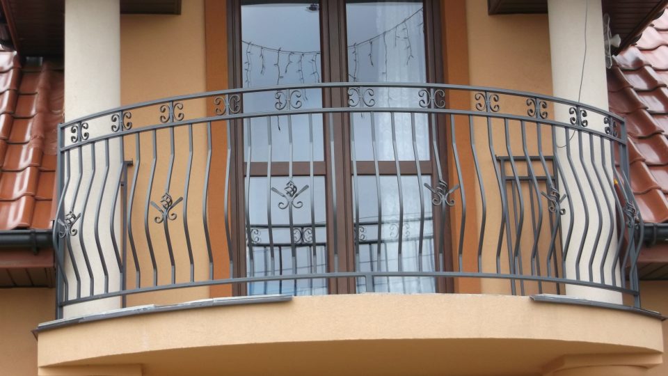 Balustrada balkonowa z elementami ozdobnymi łukowa