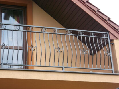 Balustrada brzuchata z elementami ozdobnymi