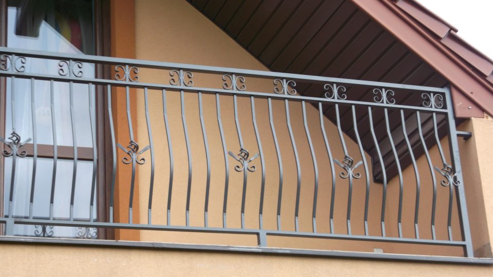 Balustrada brzuchata z elementami ozdobnymi