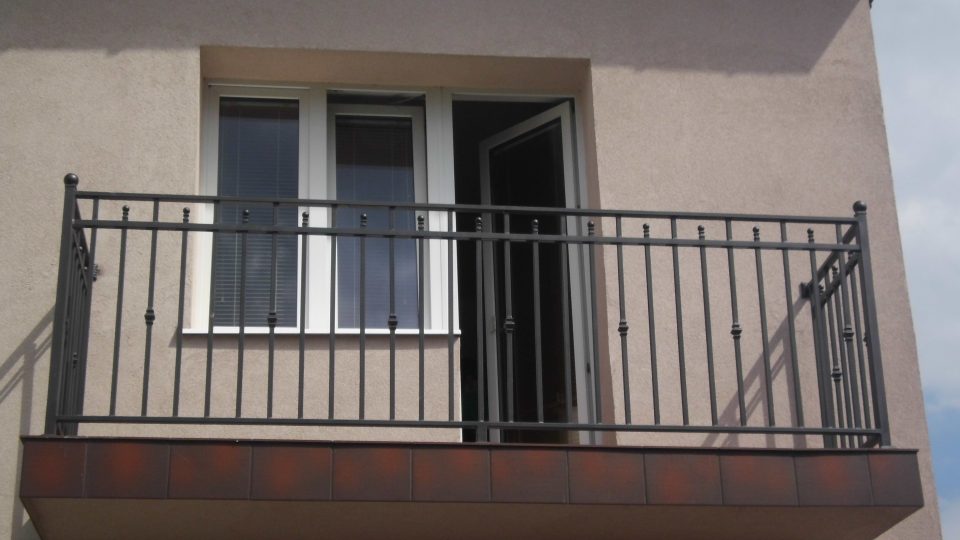 Balustrada balkonowa z elementami kutymi