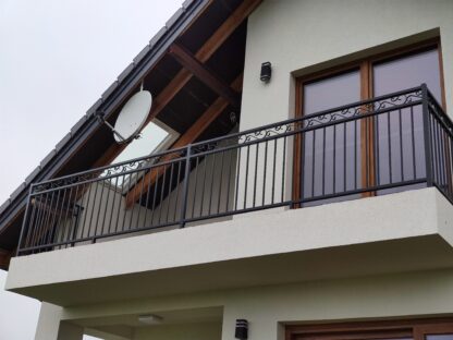 Balustrada balkonowa z elementami ozdobnymi