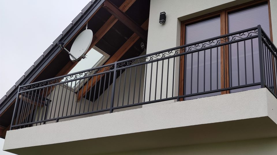 Balustrada balkonowa z elementami ozdobnymi