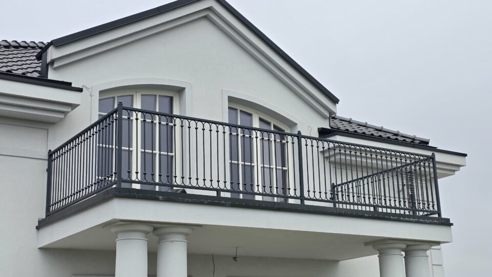 Balustrada ozdobna z elementami kutymi