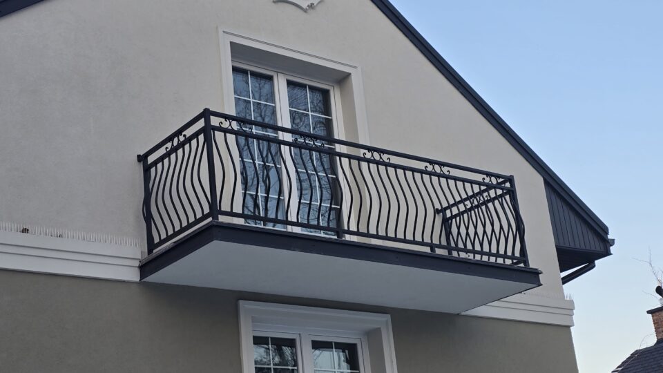 Balustrada brzuchata z elementami kutymi 